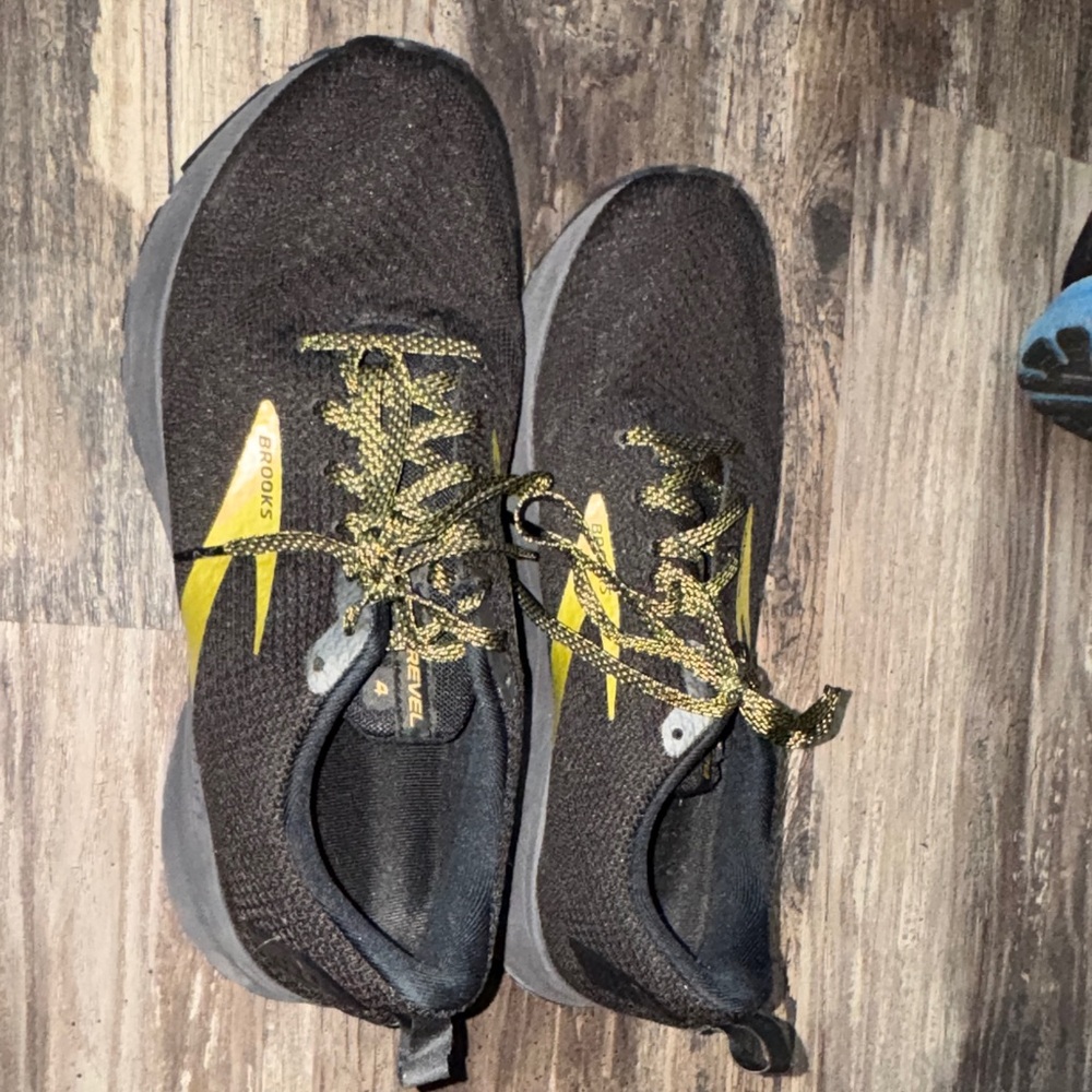 Brooks Men's Black and Gold Athletic Shoes